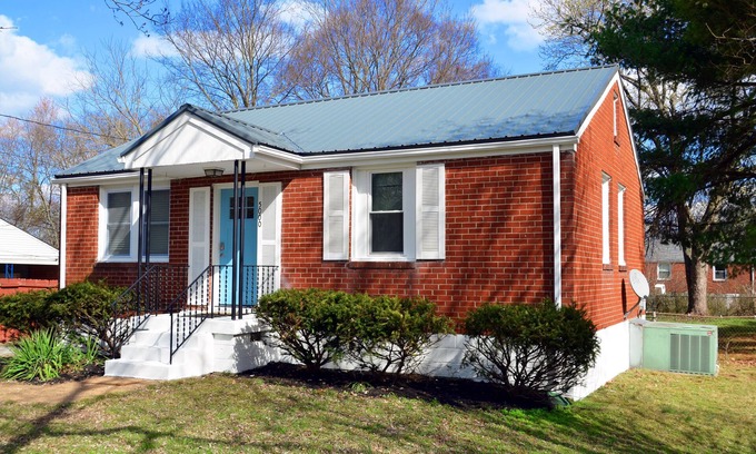 Nashville House | 2BR 1BATH Cozy Cottage Quiet Area! 12mins-Downtown Nashville 10mins-Brentwood!