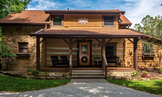 Helmsburg Cabin | 2BR, 2 BA Log Cabin