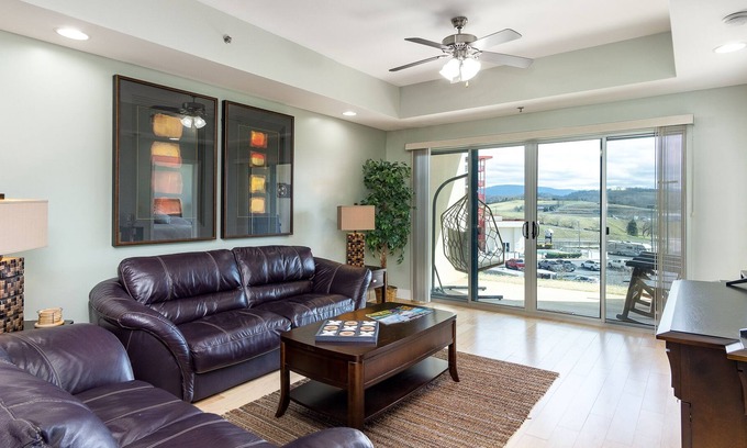 Bluff City Condo | 2BR / 2BA Condo in Bristol, TN / Walk to BMS / 15 min. to Casino!