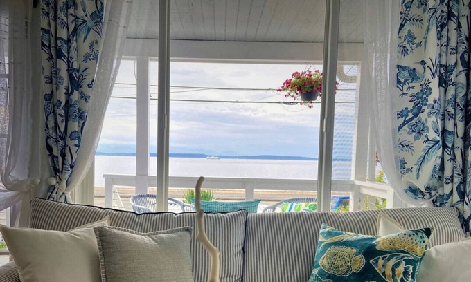 Alki House | 2BR 2BA The Waterfront Gray on Alki Beach