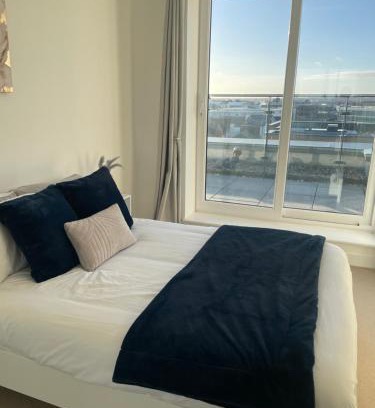 Reading Apartment | 2BR 2BA Top Floor Penthouse Apartment in RG2 - Ideal for Business Travellers & Contractors, Free Parking & Sleeps Up To 6