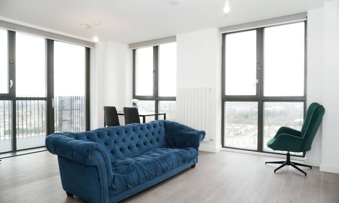 Barking Apartment | 2br-360 Views-balcony-parking-wifi-smarttv