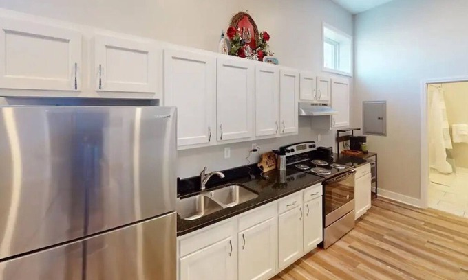 Taylor Berry House | 2BR|ADA|Warehouse Suite Exposed Brick|Modern Theme