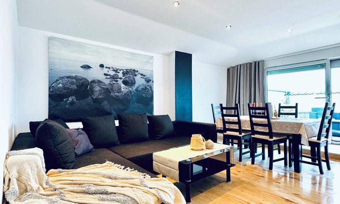 Vienna Apartment | 2BR Apartment for 6P; 16-Mins to Blumengärten
