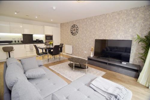 Royal Docks Apartment | 2BR Apartment Near O2 Arena with Balcony in London