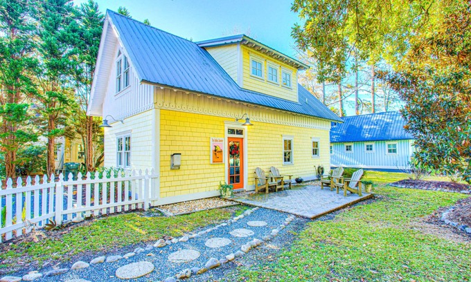 Manteo Cottage | 2BR coastal cottage w/whirlpool tub & patio