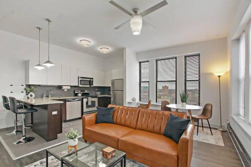 East Hyde Park Apartment | 2BR Comfy and Roomy Apt in Chicago - Del Prado 1013