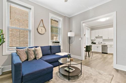 West Town Apartment | 2BR Comfy and Stylish Apt in West Town - Erie 1R