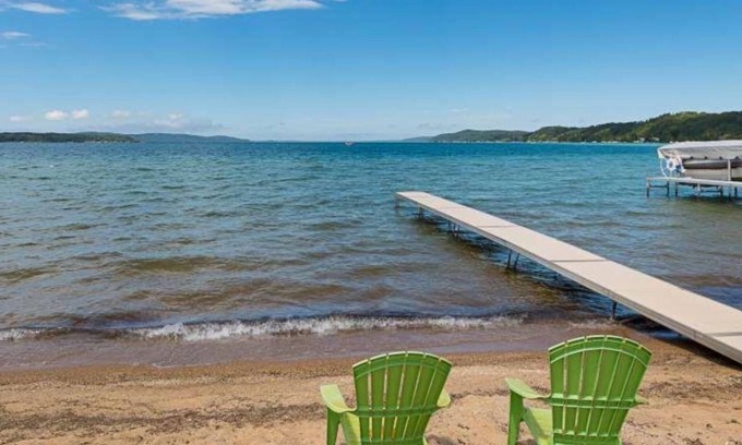 Beulah Cabin | 2BR Cozy Cabin Crystal Lake private beach 15 to min Crystal Mtn. EZ ice fishing