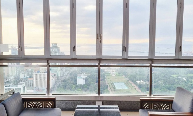 Ermita Condo | 2BR Cozy & Spacious Family Condo, Great View & Karaoke At Torre De Manila