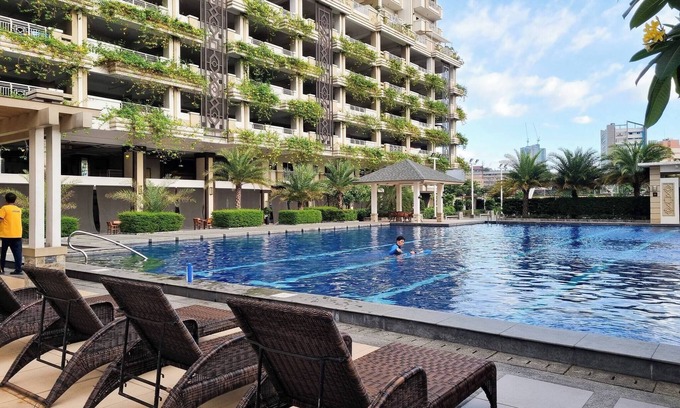 Ermita Condo | 2BR Cozy & Spacious Family Condo, Great View & Karaoke At Torre De Manila