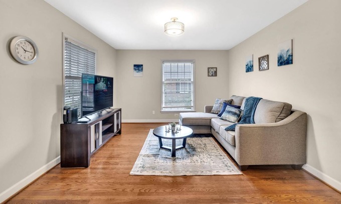 Charlotte House | 2BR Duplex Near From Uptown Charlotte