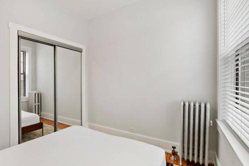 West Lakeview Apartment | 2BR Enticing Apt in Chicago near Restaurants - Belmont A2 A4 rep