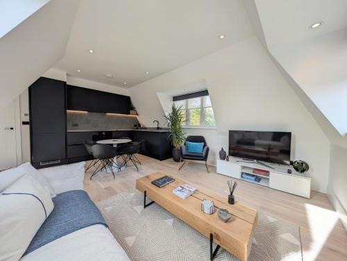 West Finchley Apartment | 2BR flat in Greater London with free parking