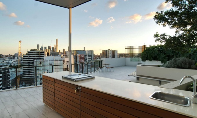 Newstead Apartment | 2BR Food&Drink Hub ?Pool?2 cars?Gym?Rooftop