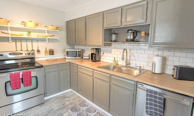 Colorado Springs Cottage | 2BR Garden-level Great Outdoors Dog Friendly
