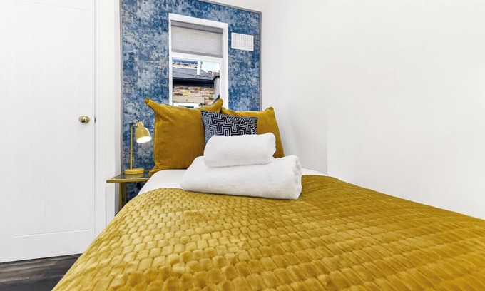 Parsons Green and Walham House | 2BR Gem and a Tranquil Haven in Fulham