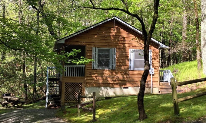 Brevard Cabin | 2BR Hickory Hideaway
