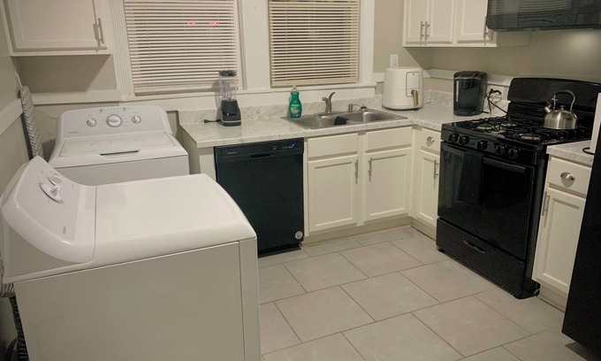 Central Gardens Apartment | 2br Hideaway: 2 mi from Beale St & Overton Square!