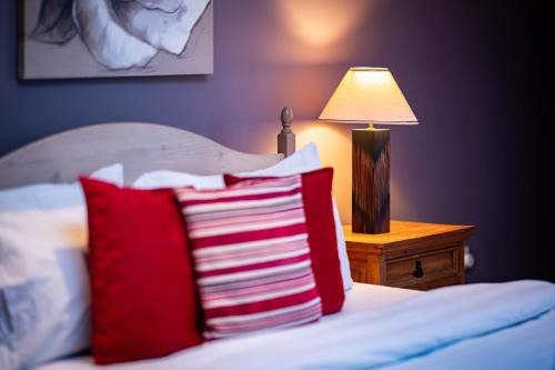 Bonnybridge House | 2BR Hotel-Style Near Beach, Free Parking, Sleeps 4