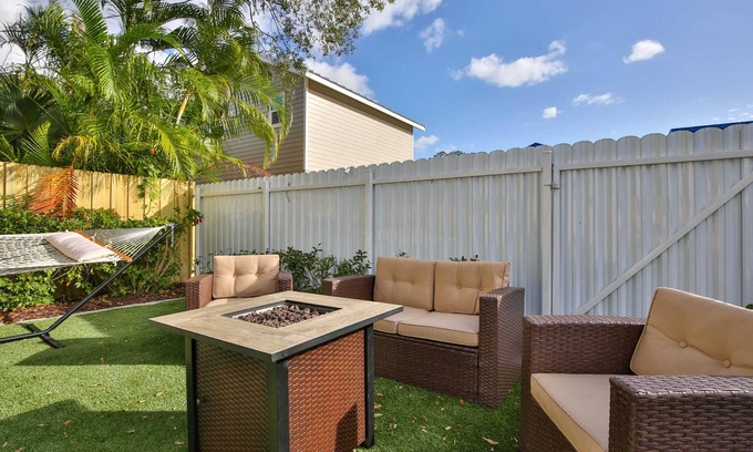 Gillespie Park House | 2BR House near Downtown & Siesta Key w/ Backyard!