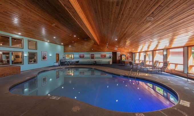 Baileys Harbor Condo | 2BR Lakefront Condo: Sauna, Indoor Pool, & Balcony