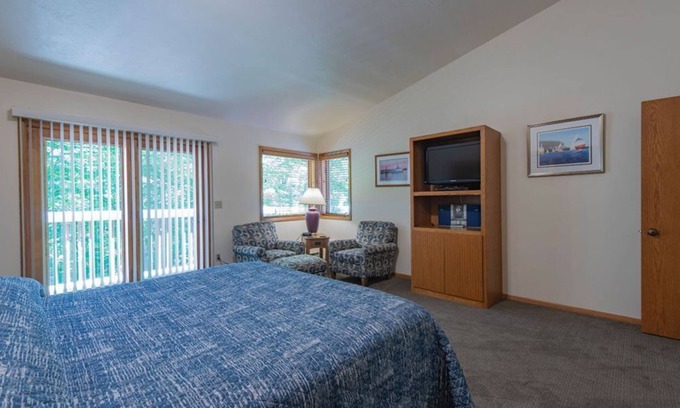 Baileys Harbor Condo | 2BR Lakefront Condo: Sauna, Indoor Pool, & Stunning Views