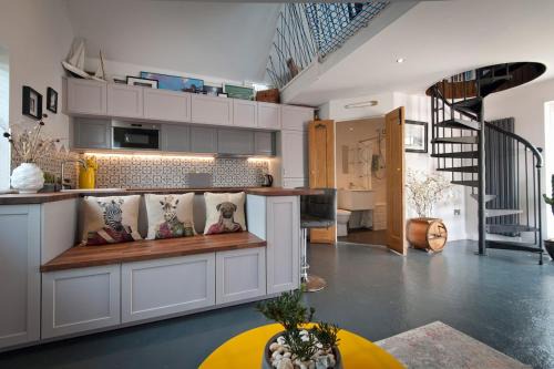 Slade House | 2BR Modern Designer Guesthouse