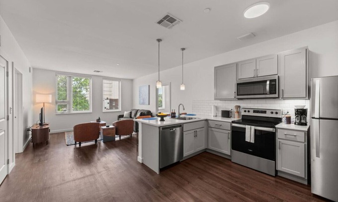 Hough Apartment | 2BR Near Clinic, Case Western & Museums