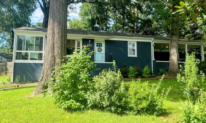 Charlotte House | 2BR - Pet-Friendly - Private Fully Fenced Yard - 5 mins Noda/Midwood!