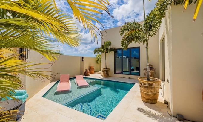 Washington House | 2BR Private Pool Outdoordining Amazing Gardens