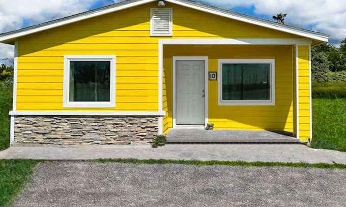 Aransas Pass Cottage | 2BR Remodel, Pets OK, Free WIFI & Parking, Kitchen