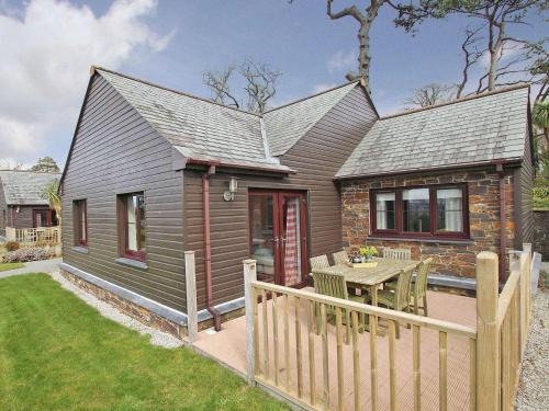 Par House | 2br-sleeps4-pool-freeparking-trenythonestate