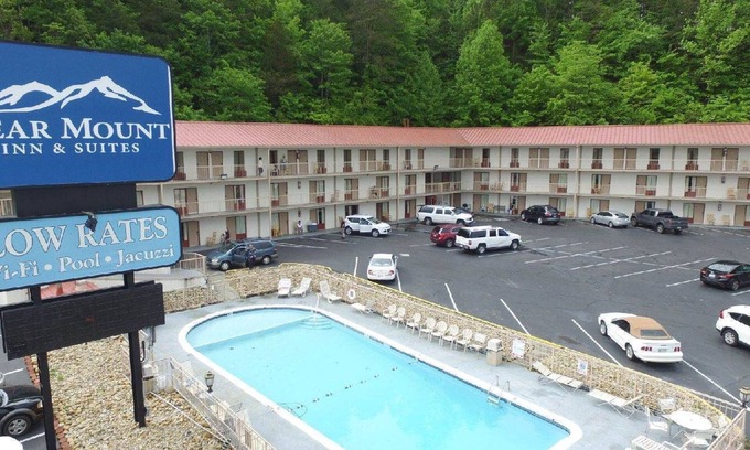 Pigeon Forge Apartment | 2Br (SLP6) Hotel Suite With Balcony Near Dixie Stampede