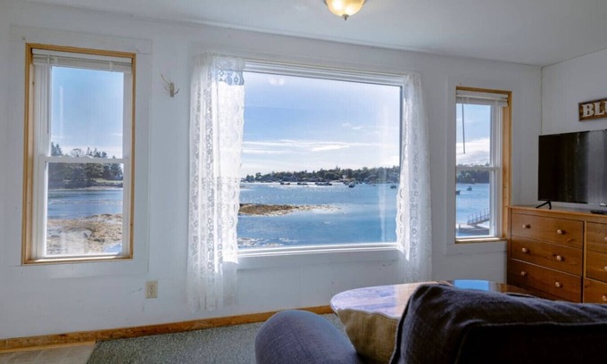 Bass Harbor House | 2BR Waterfront Pet Friendly Tiny Home! [Shipwreck]