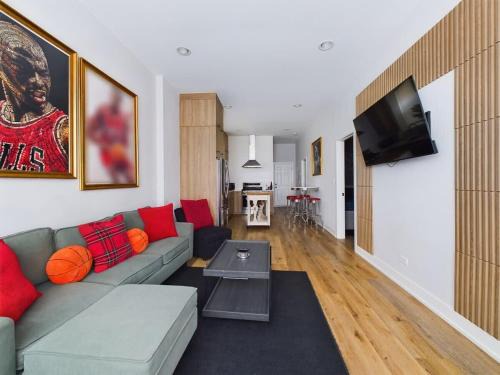 West Town Apartment | 2BR with Onsite Parking and Laundry Just 4 Min to Downtown