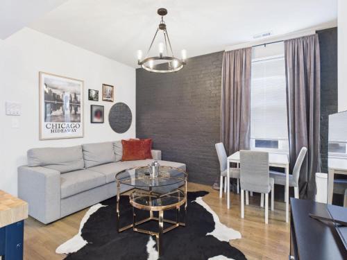 Ukrainian Village Apartment | 2BR with Soaking Tub Just 10 Min to Downtown