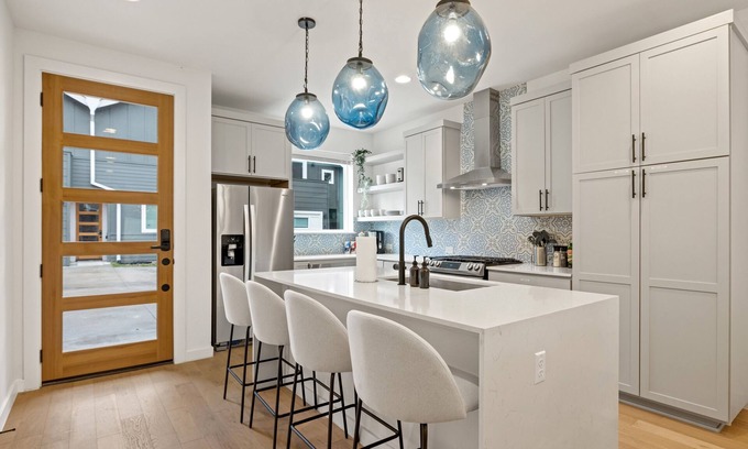 East MLK House | 2Home 9BR - 2 Heated Pools, Fire Pit + Epic Murals