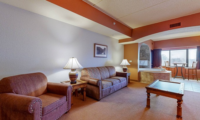 Wisconsin Dells Condo | 2nd-floor condo with elevator, jetted tub, full kitchen, & fireplaces