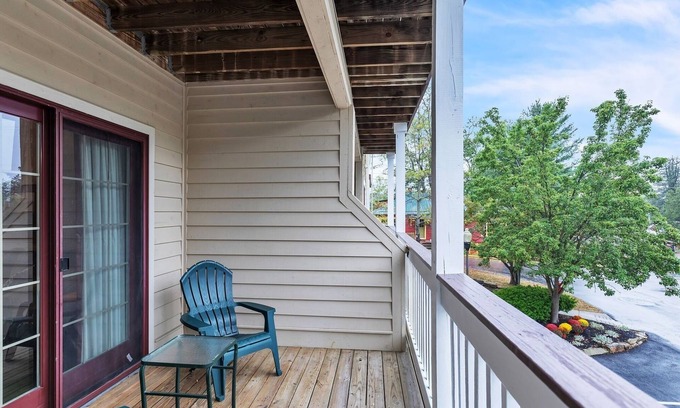Nashville Condo | 2nd Floor Front Side Suite - 203 by Grand Wood Suites
