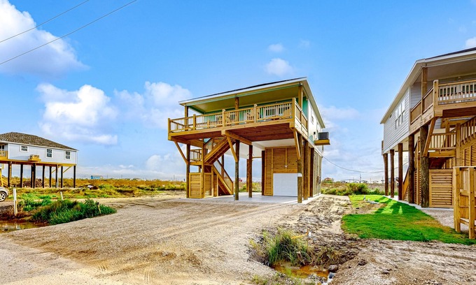 Gilchrist House | 2nd-floor snowbird-friendly home with Gulf & beach views, patio, outdoor shower