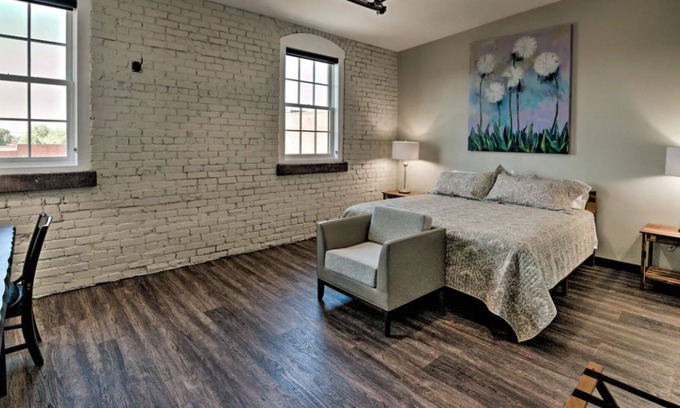 Hickory House | 2nd Street Inn Room #13