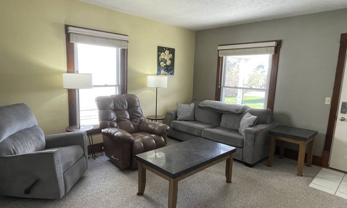Bedford House | 3/1 Clean and Comfortable Home in Historic Bedford