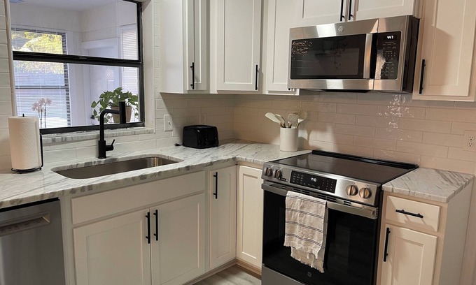 Lakeland House | 3/2 Home with pool/fitness gym/coffee