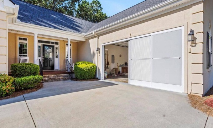 McCormick House | 3/2 house on Tara Golf Course in charming McCormick with WiFi, fitness room, AC