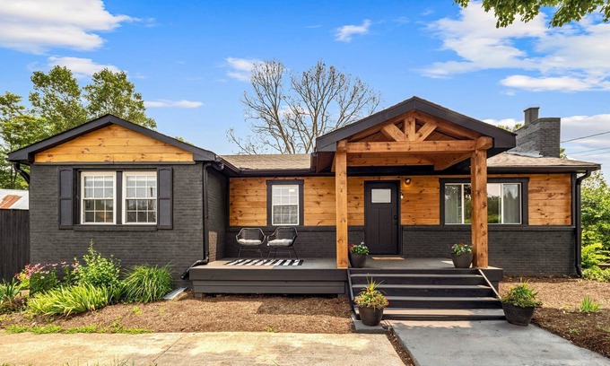 Alexander House | 3/2 Ranch Home on 1acre 9 miles from Downtown Asheville w Mountain Views