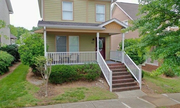 Greensboro House | 3-5 Mins from Downtown Cozy Clean & Newly Renovated 2 level Home