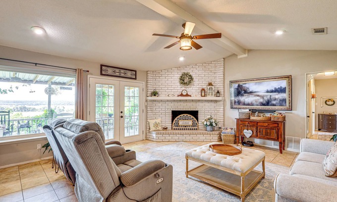 Valley Mills House | 3-Acre Yard + Cowboy Pool: Modern Texas Farmhouse