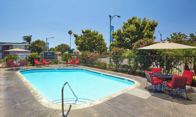 Anaheim Resort Hotel | 3 Affordable Units – Pool, Parking & Minutes to Disneyland!