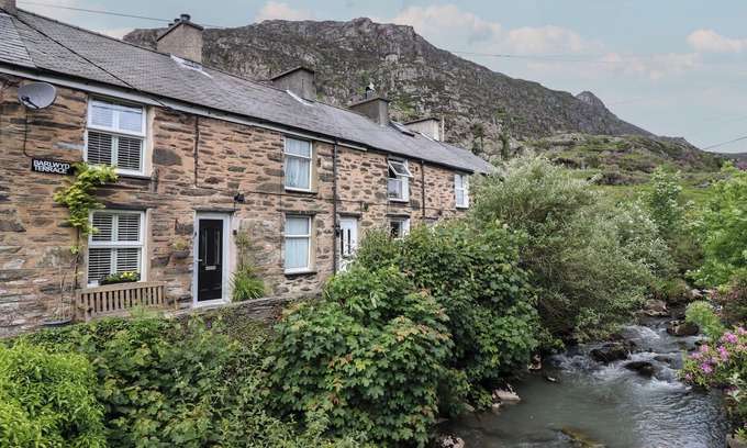 Tanygrisiau Cottage | 3 BARLWYD TERRACE, pet friendly, with open fire in Blaenau Ffestiniog